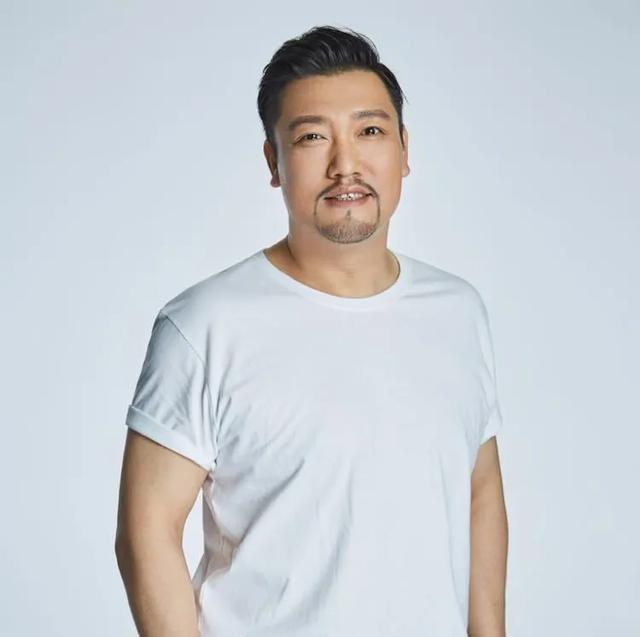 44岁贾冰减肥成功瘦到脱相，网友质疑其打针减肥，妻子回应