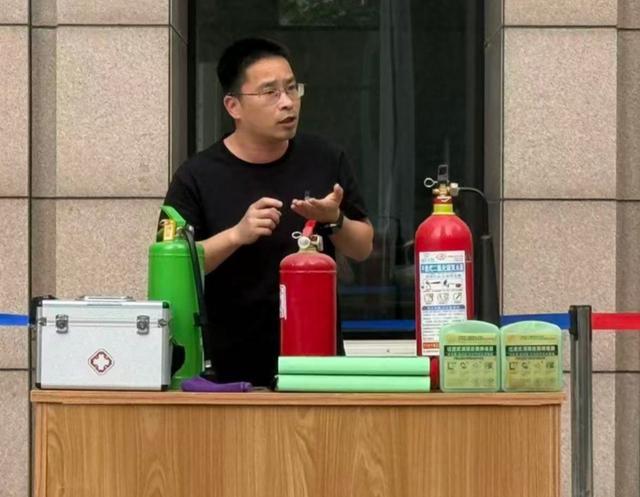 郑州市管城区外国语牧歌小学组织开展教职工消防演练活动