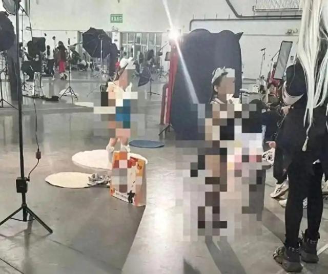 漫展上两女童衣着暴露直播引关注，儿童为何成了“引流工具”？