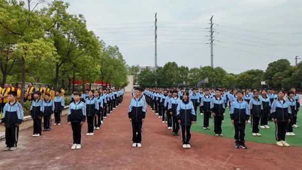息县英才学校：孔子像落成 书香满校园
