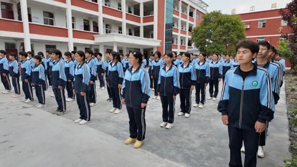 息县英才学校：孔子像落成 书香满校园