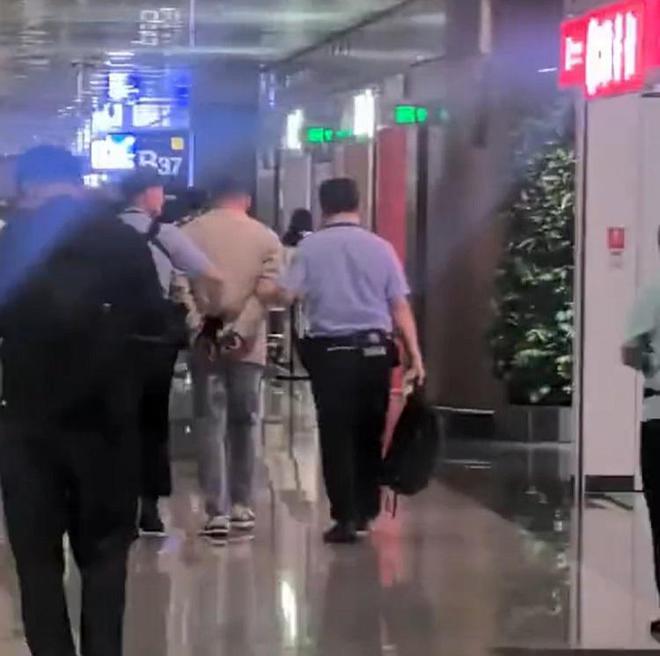 车评人“赛车星冰乐”飞机上被拷走，过激言论惹怒厂家？